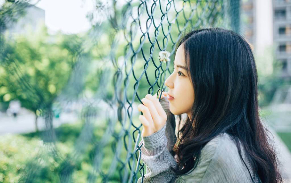 不要随便遇到一个人就对她掏心掏肺的，在你看来，她是朋友，在她看来，你是傻子。